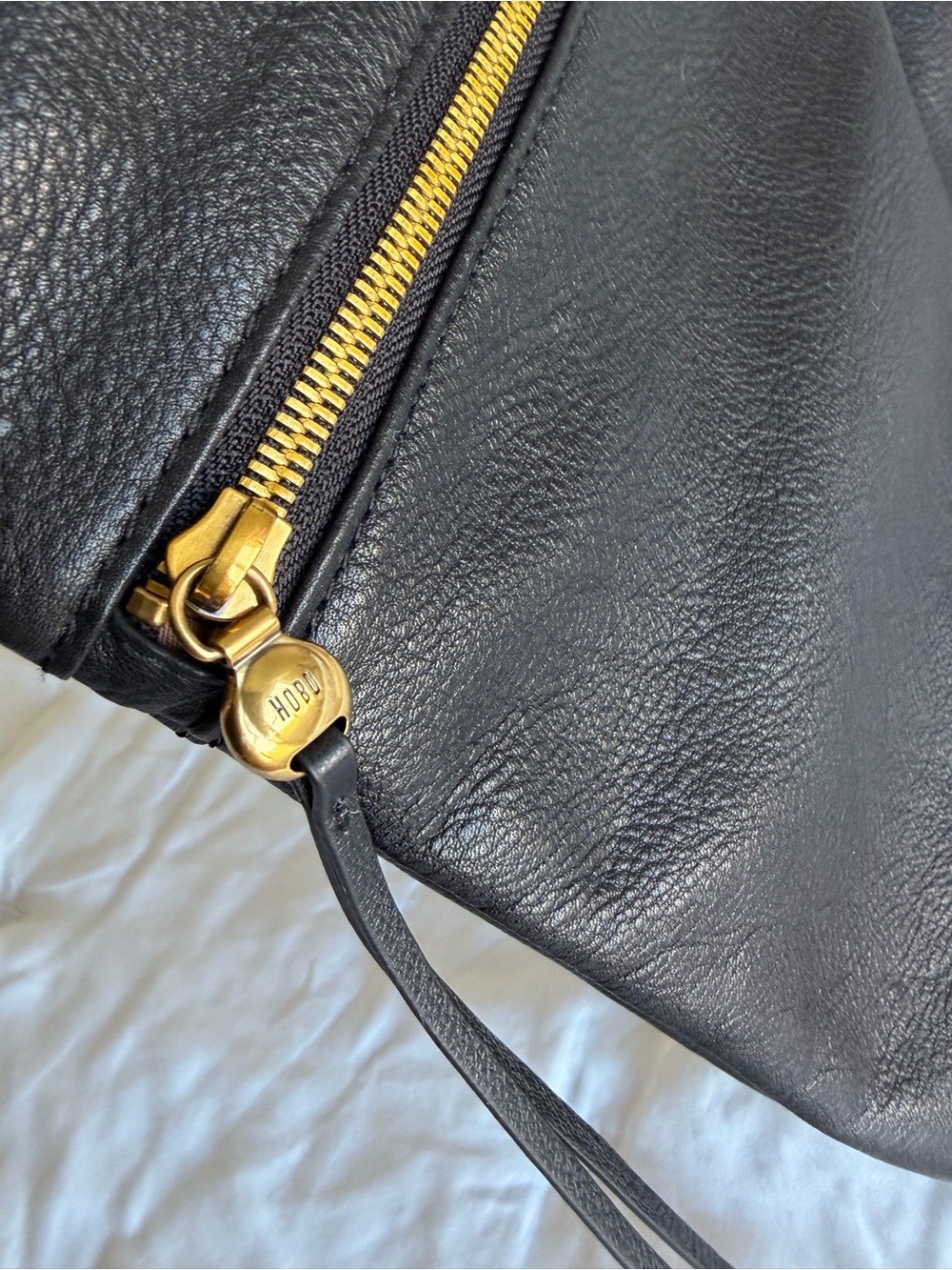 Hobo Draft Crossbody Bag in Pebbled Leather - Picture 4 of 12